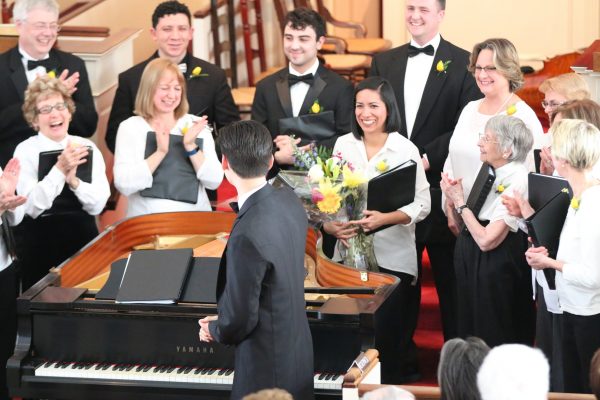 Francisco gives the flowers to Taide. Smooth!!!