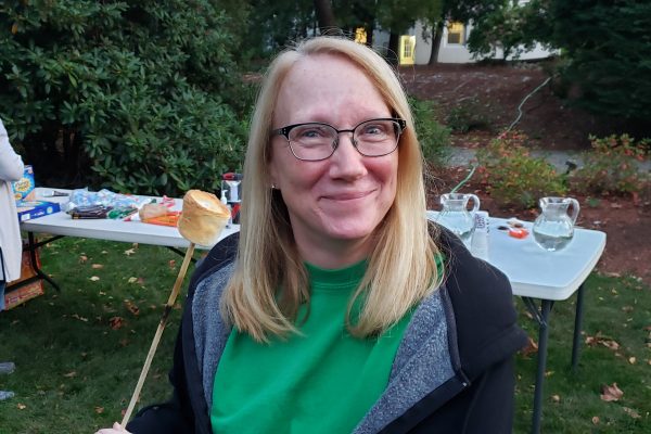 Lynda roasts the perfect marshmallow!